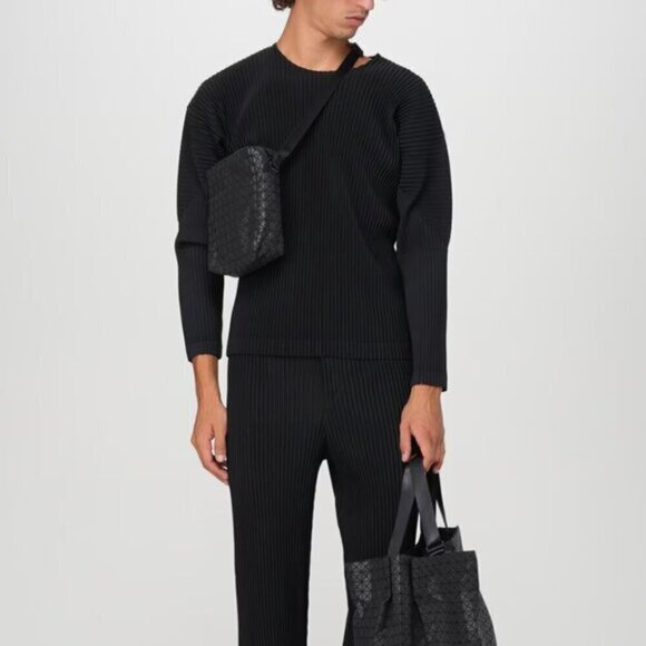 BAO BAO ISSEY MIYAKE Voyager One-Tone Black Crossbody Bag – Made in Japan - Picture 12 of 12